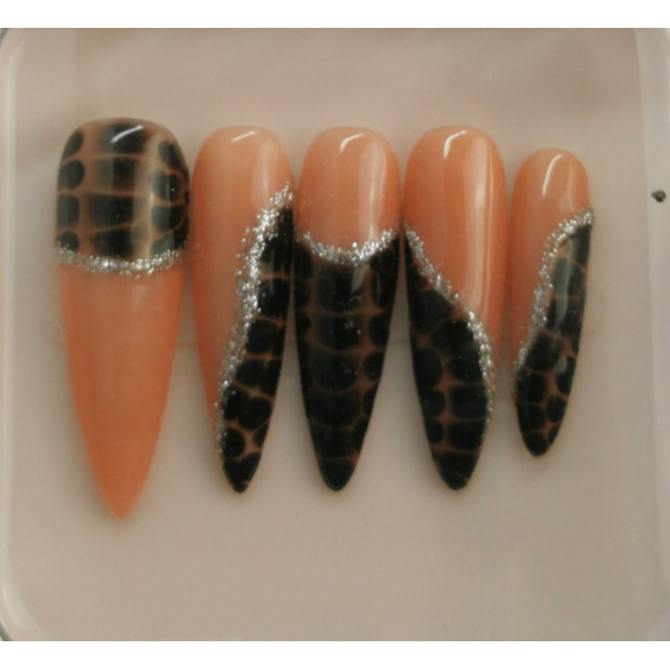 PRESS ON NAILS: SERPENT