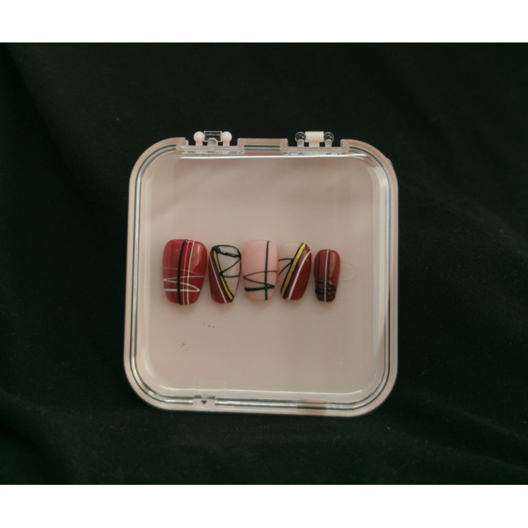 Press-on nails rouge & nude – Motifs graphiques dorés – MyWorldByEnz