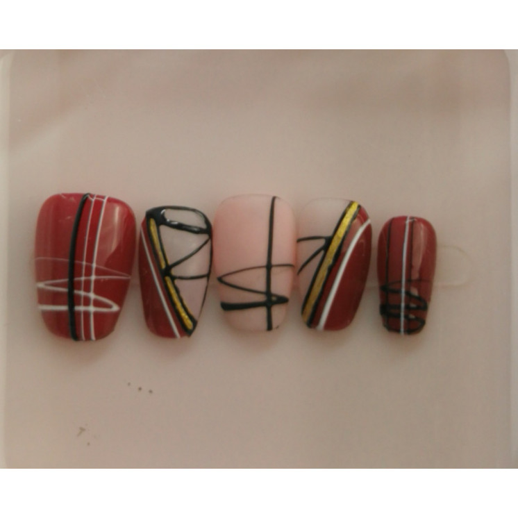 Press-on nails rouge & nude – Motifs graphiques dorés – MyWorldByEnz