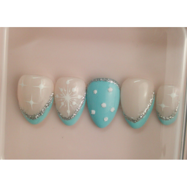 Press-on nails bleu givré & argent – Flocon & étoiles – Faits main – MyWorldByEnz