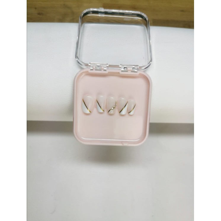 Press-on nails nude & blanc – Liseré doré chic – MyWorldByEnz